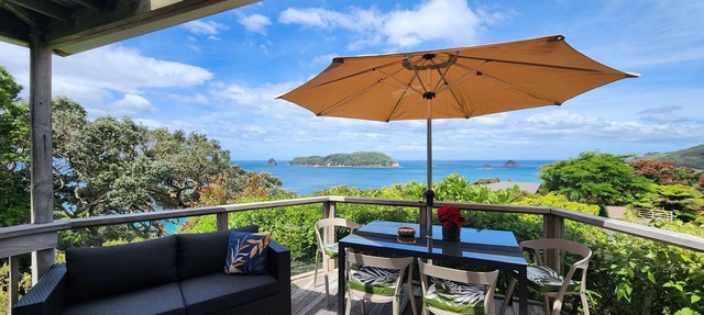 Tutaritari Treehouse - short bush walk to beach, private setting, lovely views