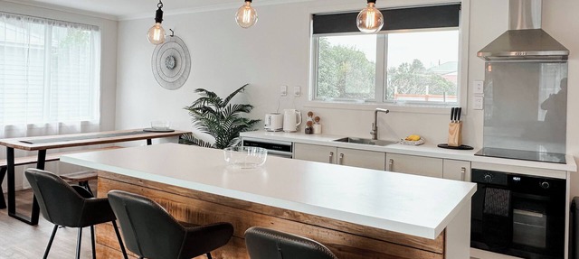 Two One Two - relaxed and beautifully presented beach house