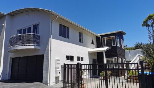 Urban Retreat 4BR - Private Central Spacious Family-friendly