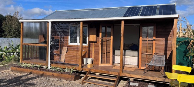 Uretiti Paradise - cozy off-grid cabin in tropical fruit farm by the beach