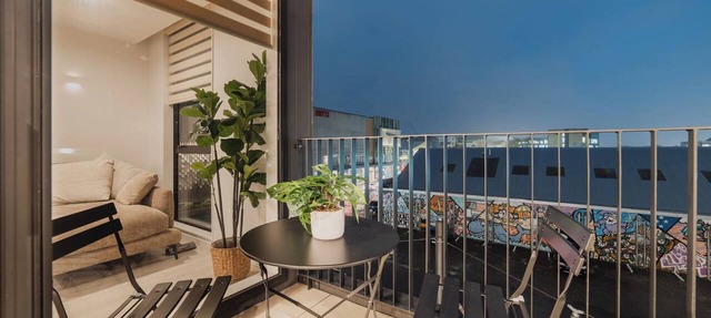 Very Central 2BR - Balcony & Full Kitchen