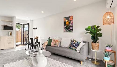 Vibrant 2 bed Henderson Abode
