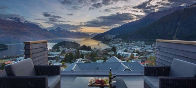 Villa Moana | Lake Views, Gas Fire, BBQ, Parking