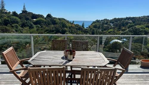Waiheke Island-Palm Breeze 2 Bedroom Seaview 95m Apartment-Traveller Award Winner 2026