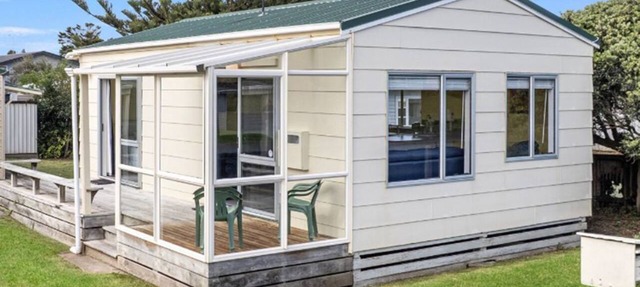 Waitarere Beach Bach. Pet friendly.