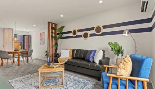 Warm and Bright 2 Bed Townhouse