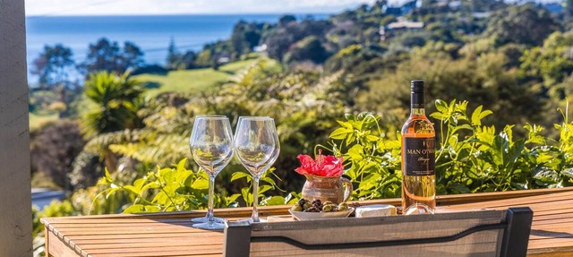 Warm & wecloming three-bedroom, two-bathroom holiday home with sea views.