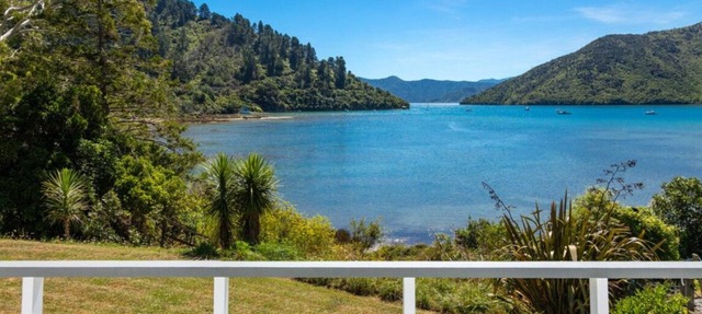 Waterfront Bach | Deck, Kayaks & Pool Table | 15min drive from Picton