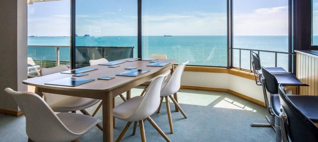 Waterfront On Woolcombe - Spacious Holiday Home