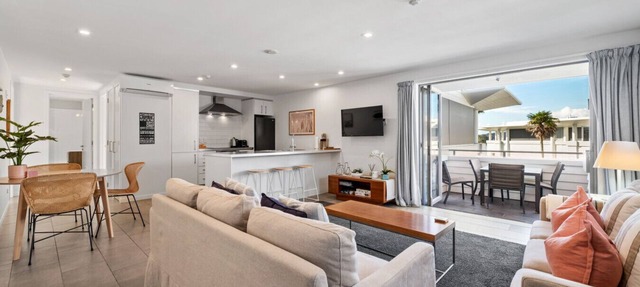 Waterfront Paihia Apartment with Pool.
