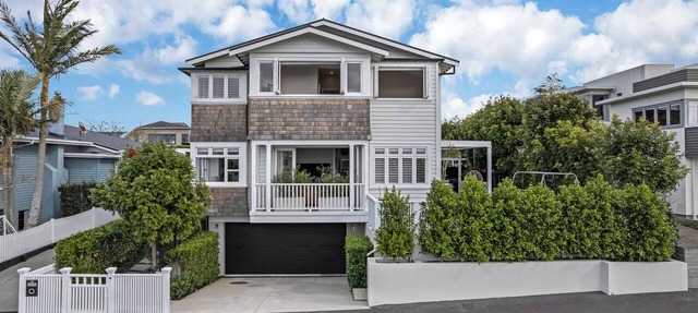 Welcome to Hamptons by the Sea | Narrowneck Escape, a beautifully curated coastal retreat tucked away in one of Auckland’s most desirable beachside neighbourhoods.