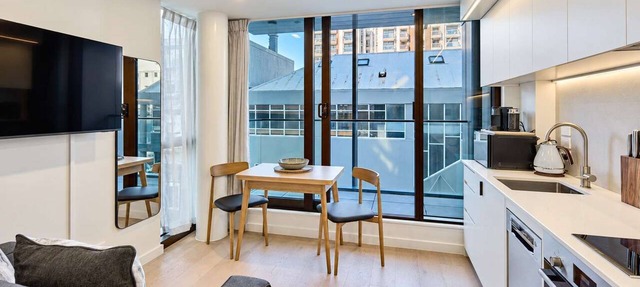 Wellington City Stay - 1BR with Pool & Gym