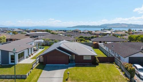 Wharewaka Retreat idyllic location near Taupo Lakeside