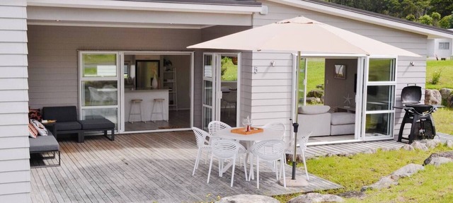 Whiritoa Family Beach Retreat With Wifi/AC great for kids & families