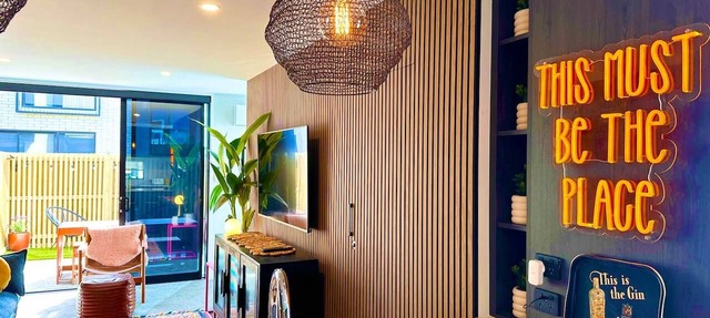Whistle Stop with courtyard and free parking in Christchurch
