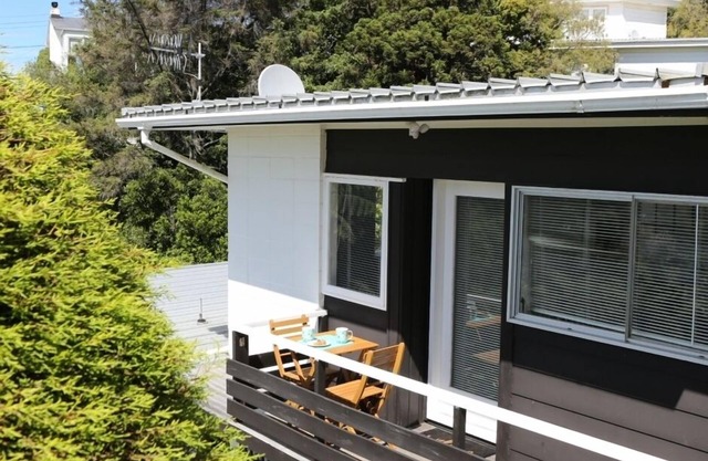 1970's Inspired, Sunny, Modern Apartment