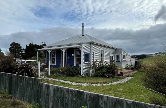 3-Bedroom Family Cottage with Stunning Rural Views in The Catlins