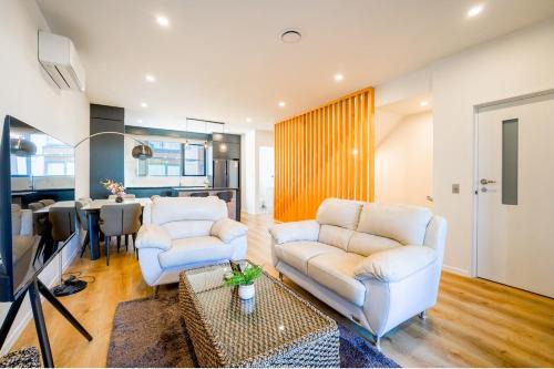 4 Bedrooms Modern Coastal Retreat Near Devonport