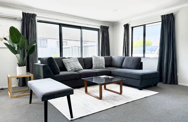 6 min to Airport Burnside Full house with big yard