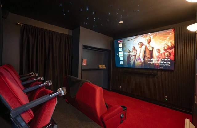 7 Bathrooms. Cinema. Free Parking. Central. Games Room w PS5.