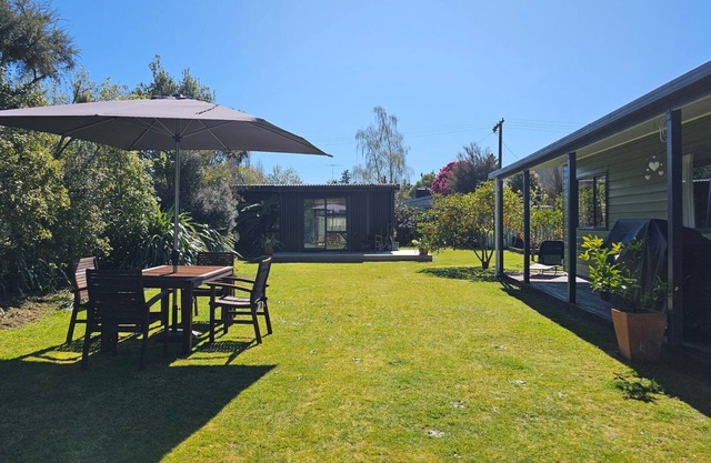 A sunny seaside holiday home in Marahau. Close to the beach and the ABel Tasman National Park