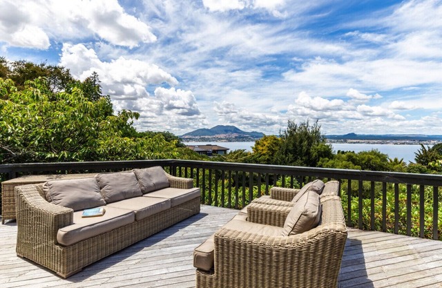 Acacia Bay Views - Serene Panoramic Views Retreat