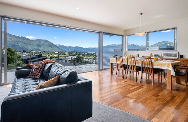 ALPINE ATTITUDE - WANAKA HOLIDAY HOME, family friendly in Wanaka