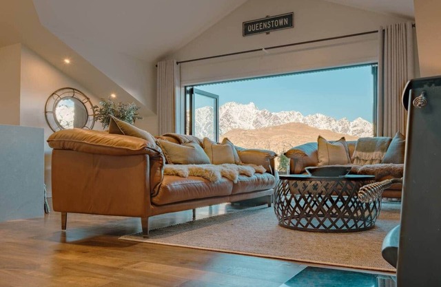 Alpine Retreat - Panoramic Views & Hot Tub