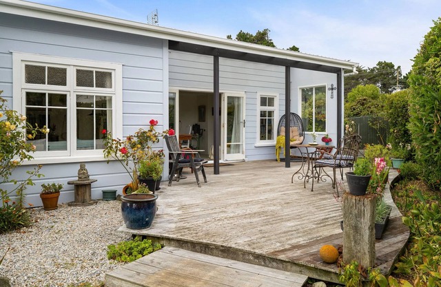 Aramoana garden cottage close to the beach