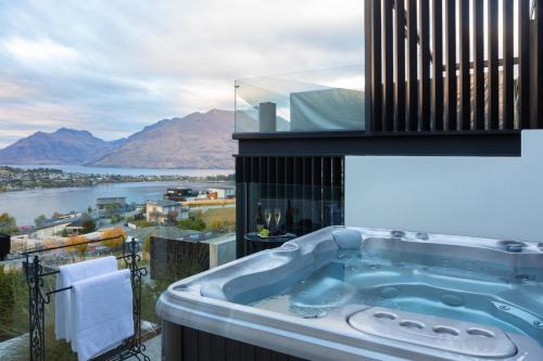 Aurora Lodge- AC- Free Parking- Hot Tub- BBQ