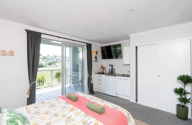 Banana Bungalow: serenity, views, tropical setting