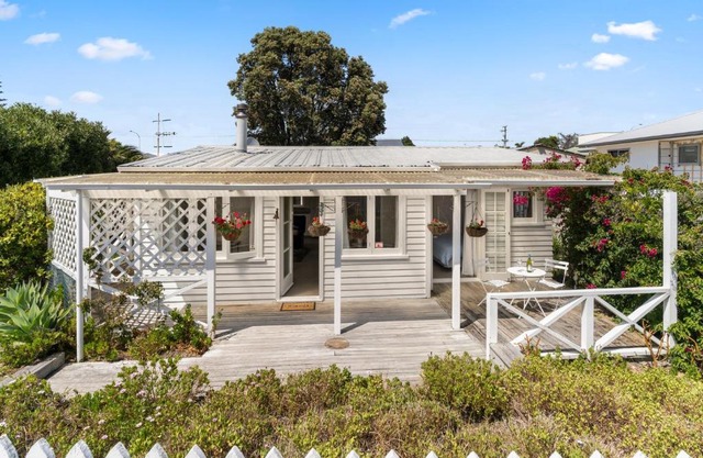 Beachcomber Bungalow - Papamoa Beach Holiday Home