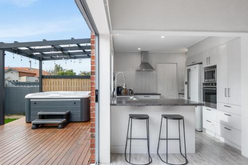 Beautiful Beach Retreat - 3 Minutes From the Beach