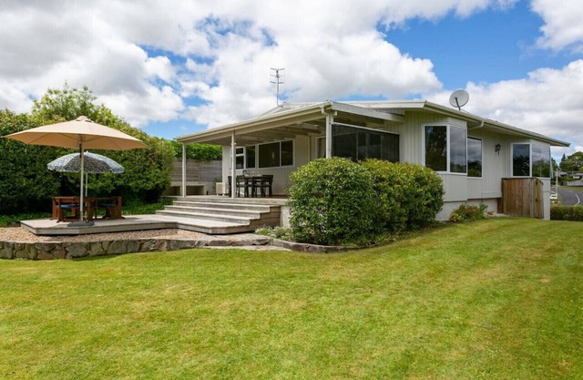Beautiful home - spacious, peaceful, modern, with outdoor deck, and fully fenced for pets