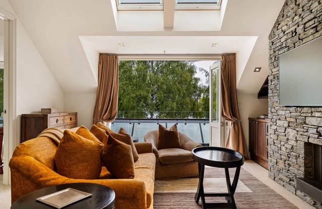 Ben Lomond 3 -Top-floor lakeshore apartment