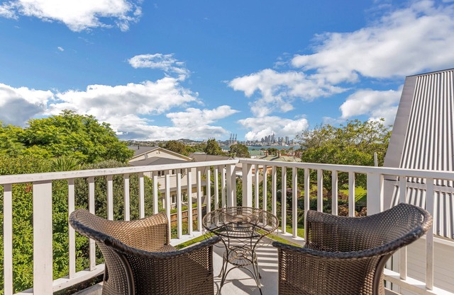 Bespoke Stays - Kerr Street with a View