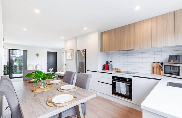 BRAND NEW! 3BR townhouse - 10 Mins to Airport