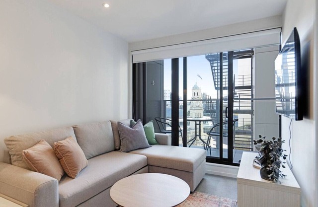 CBD Modern Apartment with City views, Pool & Gym