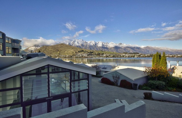Central 2 bed Apt - views, pool, walk to town