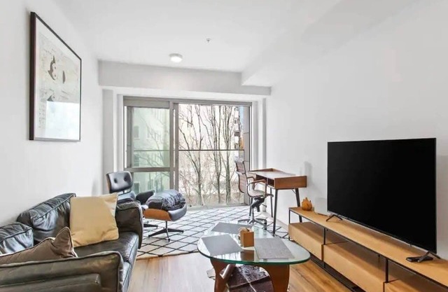 Central Modern Apt. w/Working Space Zodiak Stays