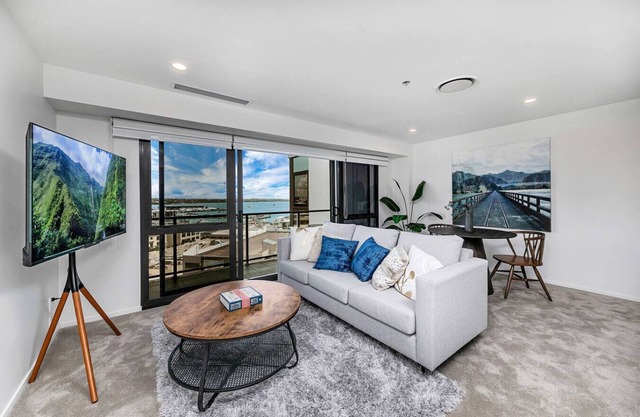 Central Stunner! Views, Pool and Carpark