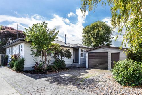 Central Taupo Getaway by Aotearoa Escapes