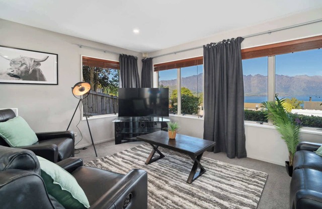 Charming 2 bedroom with fantastic views!