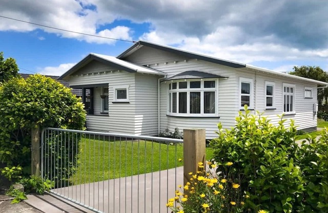 Charming Timber Cottage Near Pukekura Park