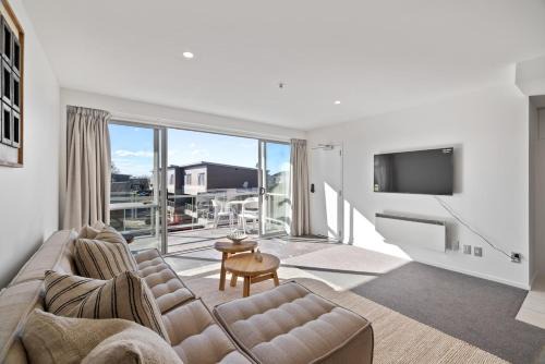 Chic City Apartment, Sleeps 7, Pool, Gym & 2 Parks