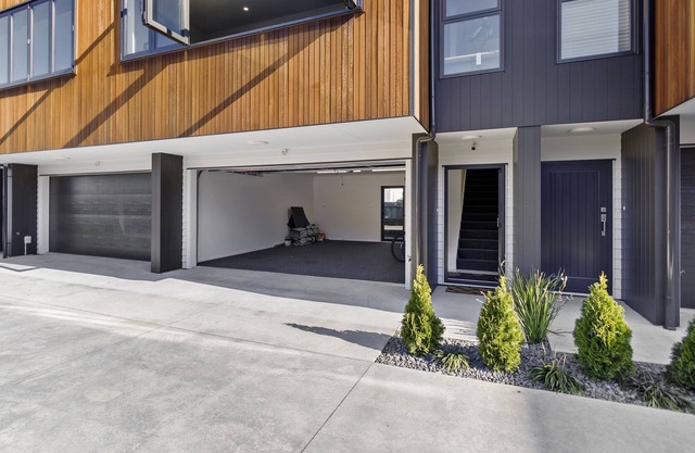 CITY HIDEAWAY - HAMILTON HOLIDAY TOWNHOUSE, with a garden in Hamilton