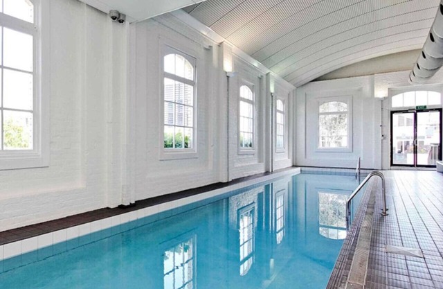 City Scape Hideaway w carpark, spa, pool and gym