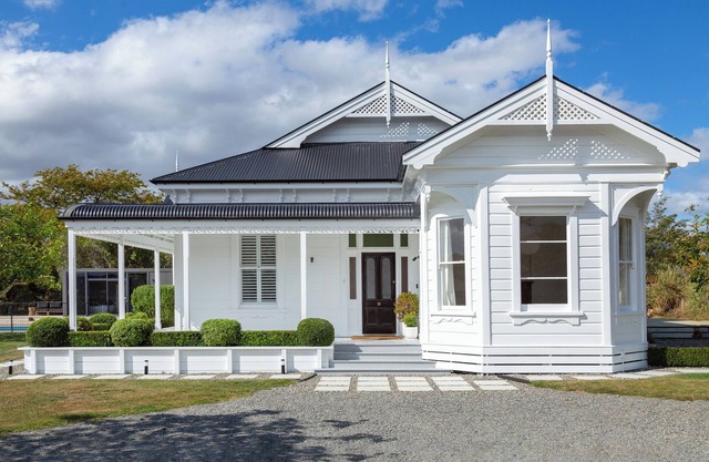 Classic Contemporary Country Charm close to Town Centre