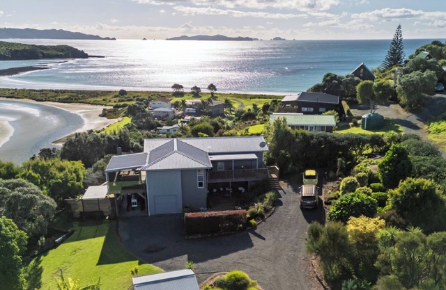 Coastal Serenity - Tapuaetahi Beach Escape