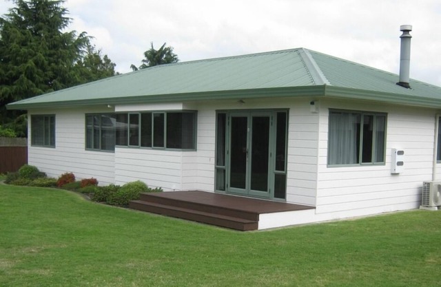 Corena's Place - walking distance to lake and town. Includes linen and wifi.